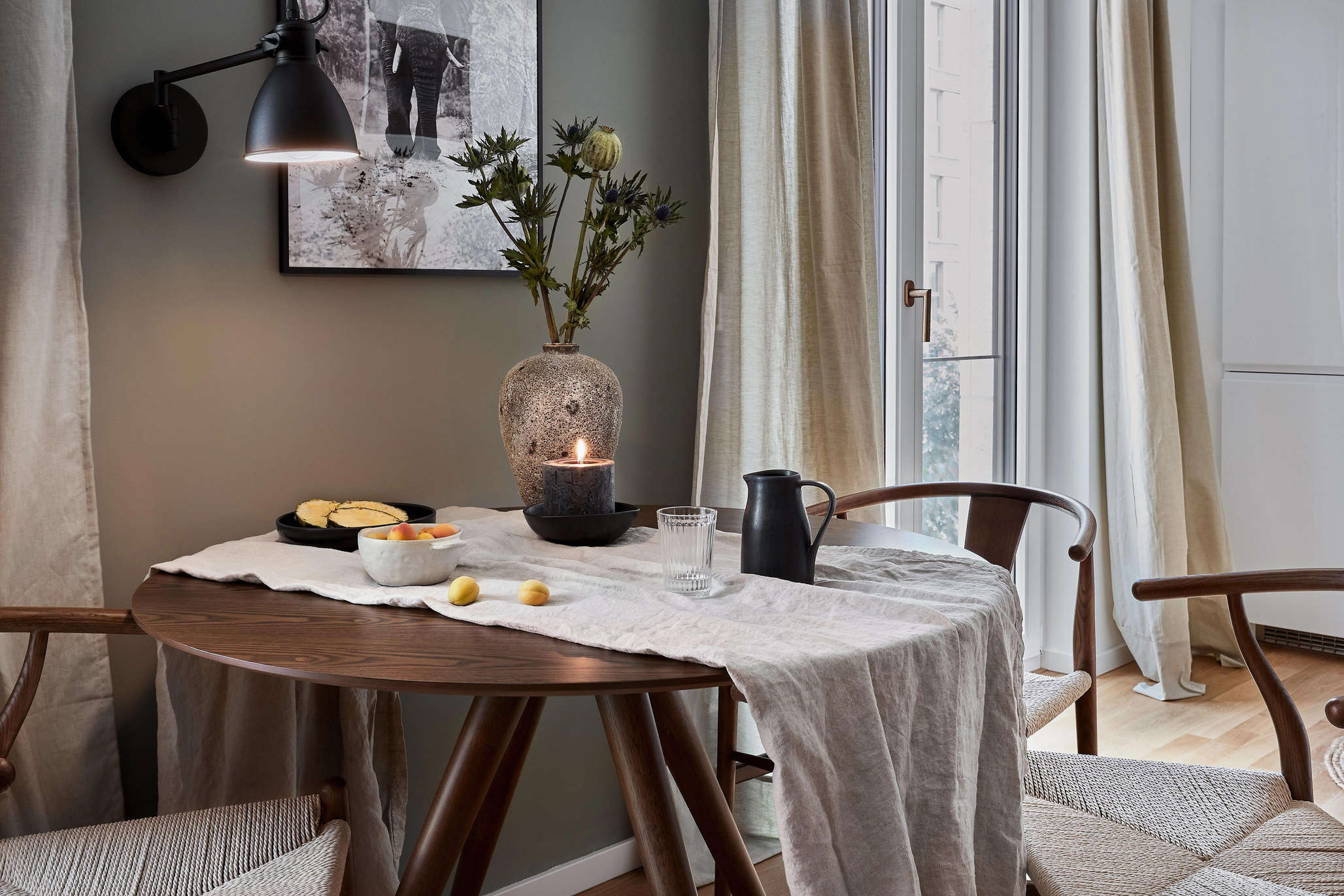 a small dining room with a table and chairs. Winter interiors, cozy home interiors. Interior decorator, decor Amsterdam, home staging, selling by house. Aptó interiors